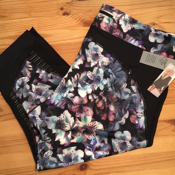 Jessica Simpson Plus Size Wild Flora Capri Legging - Picture 4 of 10